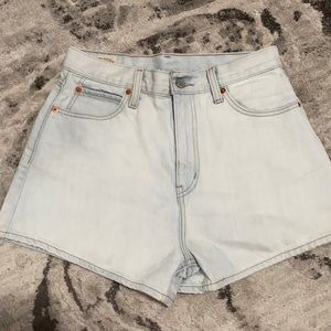 Never worn Levi’s shorts size 28